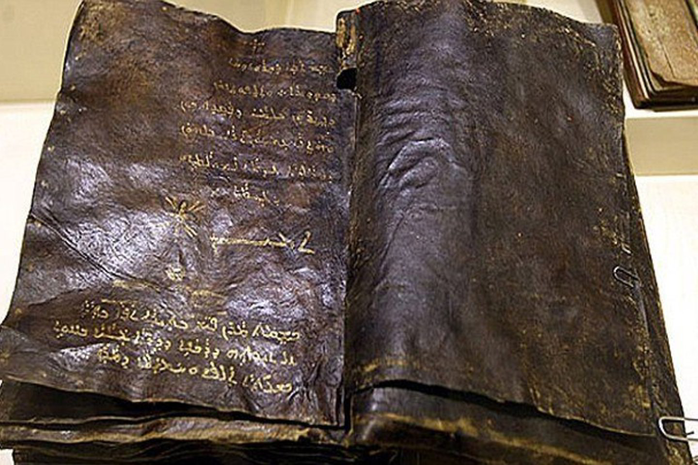 Turkijos valdžia mano, kad tai gali būti autentiška Jėzaus mokinio Barnabo evangelijos versija, o Irano spaudoje teigiama, kad jos turinys sužlugdys krikščionybę ir įtvirtins islamą kaip galutinę ir teisingą religiją.