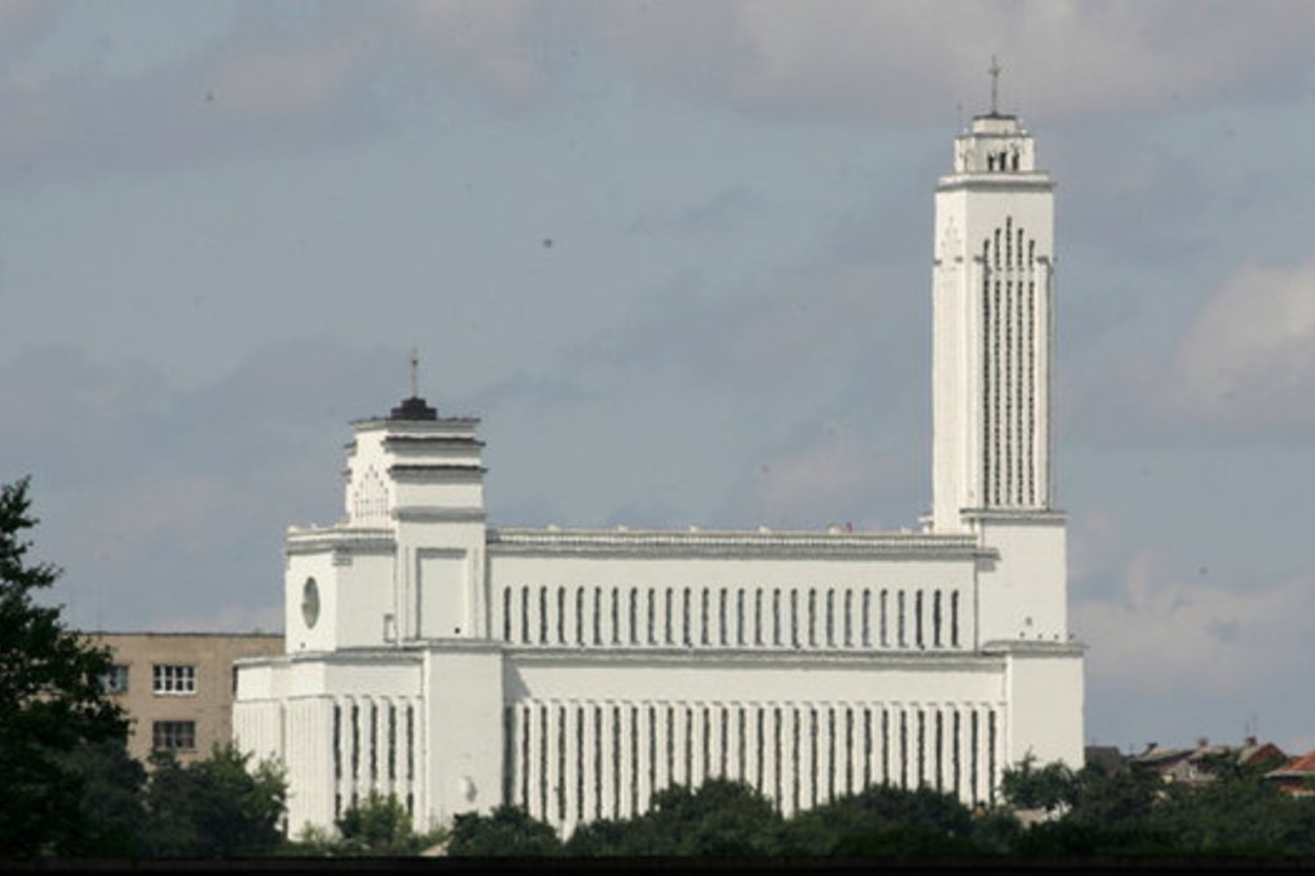 Kauno Kristaus Prisikėlimo bažnyčios šventoriaus tvarkymui, lauko inžineriniams tinklams ir demontavimo darbams skirta 220 tūkst. Lt.