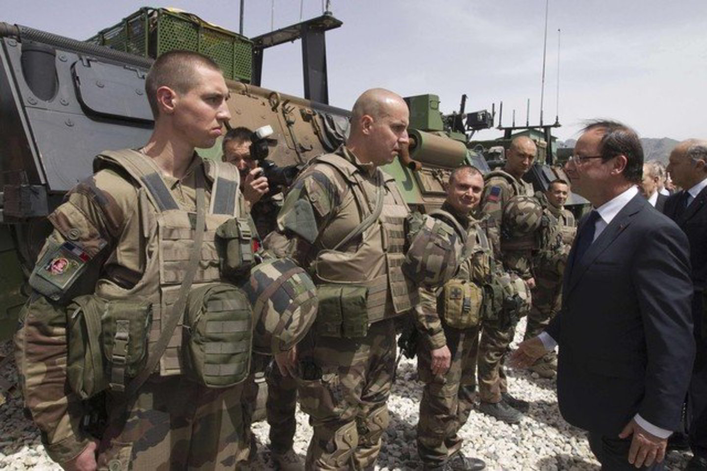 F. Hollande'as anksčiau pranešė, kad Prancūzija savo karius iš Afganistano išves iki 2012-ųjų pabaigos - metais anksčiau nei buvo numatęs buvęs šalies prezidentas Nicolas Sarkozy.