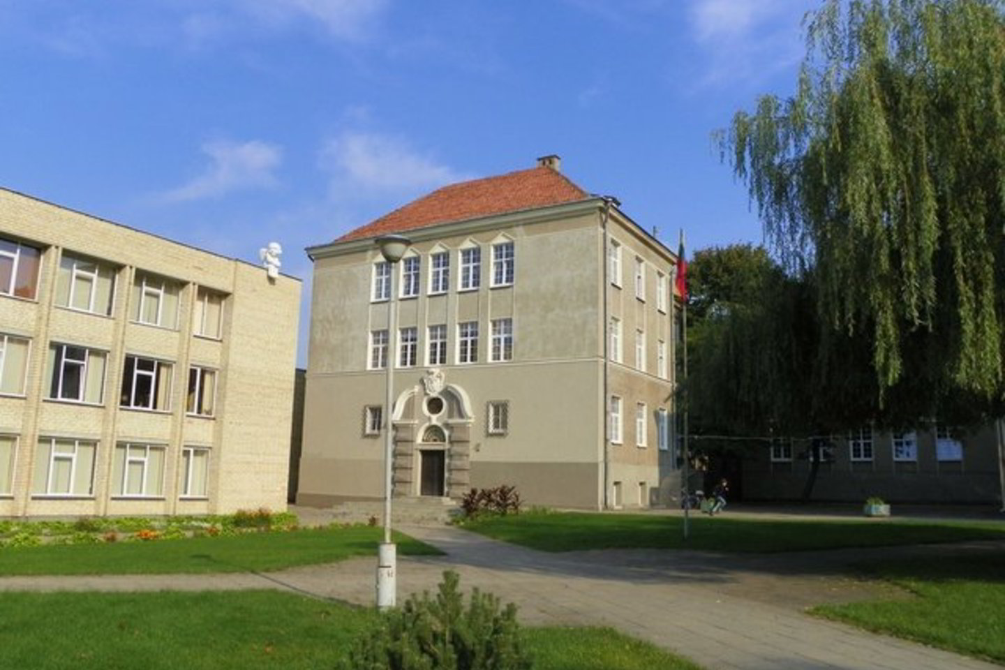 Vilniaus miesto savivaldybės tarybai pritarus Antakalnio vidurinės mokyklos reorganizavimui, jai atiteko vienas J. Lelevelio vidurinės mokyklos korpusas.