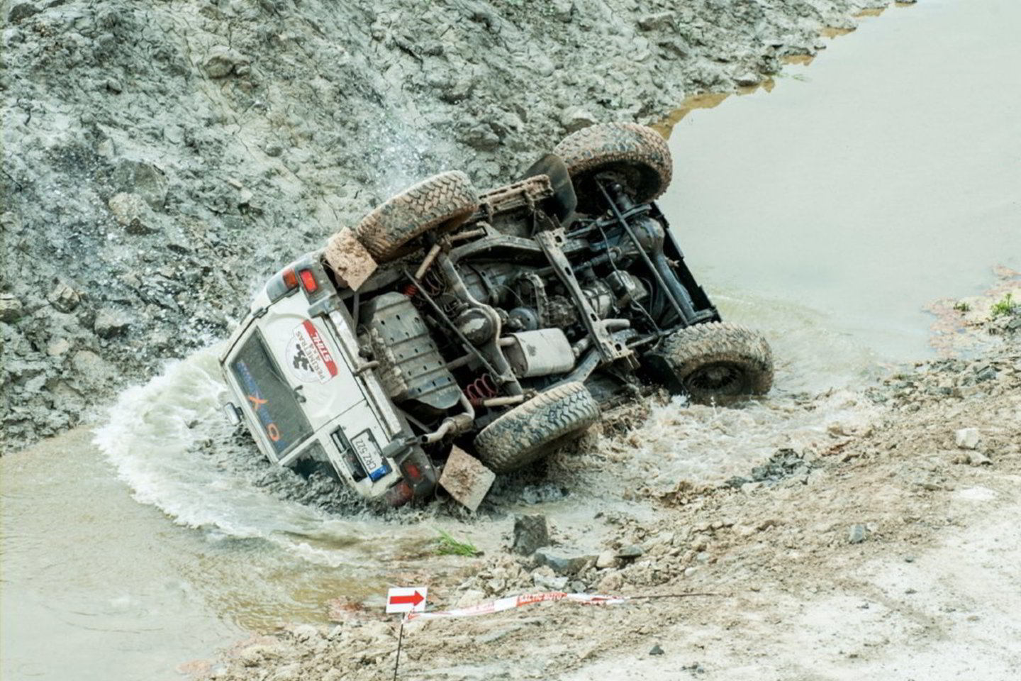 Jau po pirmųjų bekelės maratono "4x4 perimetras" greičio ruožų neišvengta ir avarijų, ir technikos gedimų.