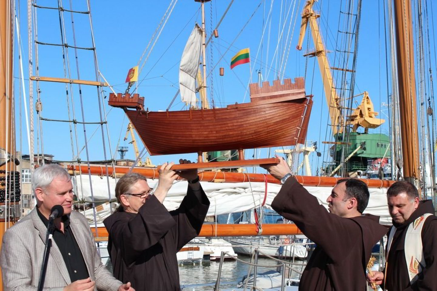 Klaipėdos kruizinių laivų terminale į kelionę „Vilties misija 2012“ išlydėtas burlaivį „Brabander“, kurio įgulos nariais tapo broliai pranciškonai.
