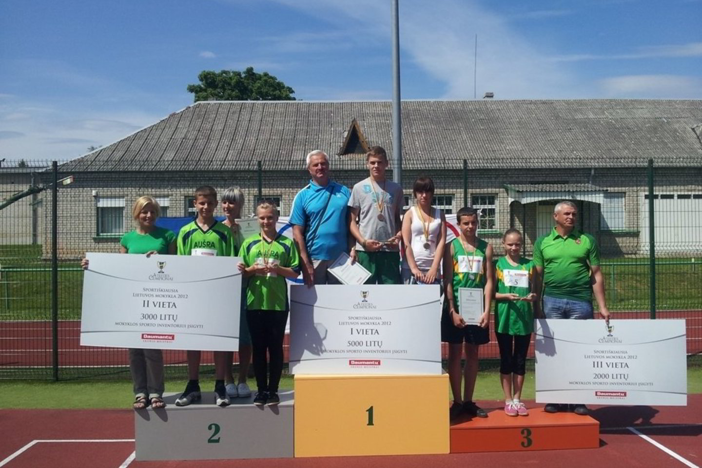 Paaiškėjo projekto „Ateities čempionai“ nugalėtoja – sportiškiausia Lietuvos mokykla tapo Kauno rajono Akademijos Ugnės Karvelis gimnazija, jai įteiktas 5 tūkst. litų prizas. Antroji ir trečioji vieta atiteko Kėdainių mokykloms.
