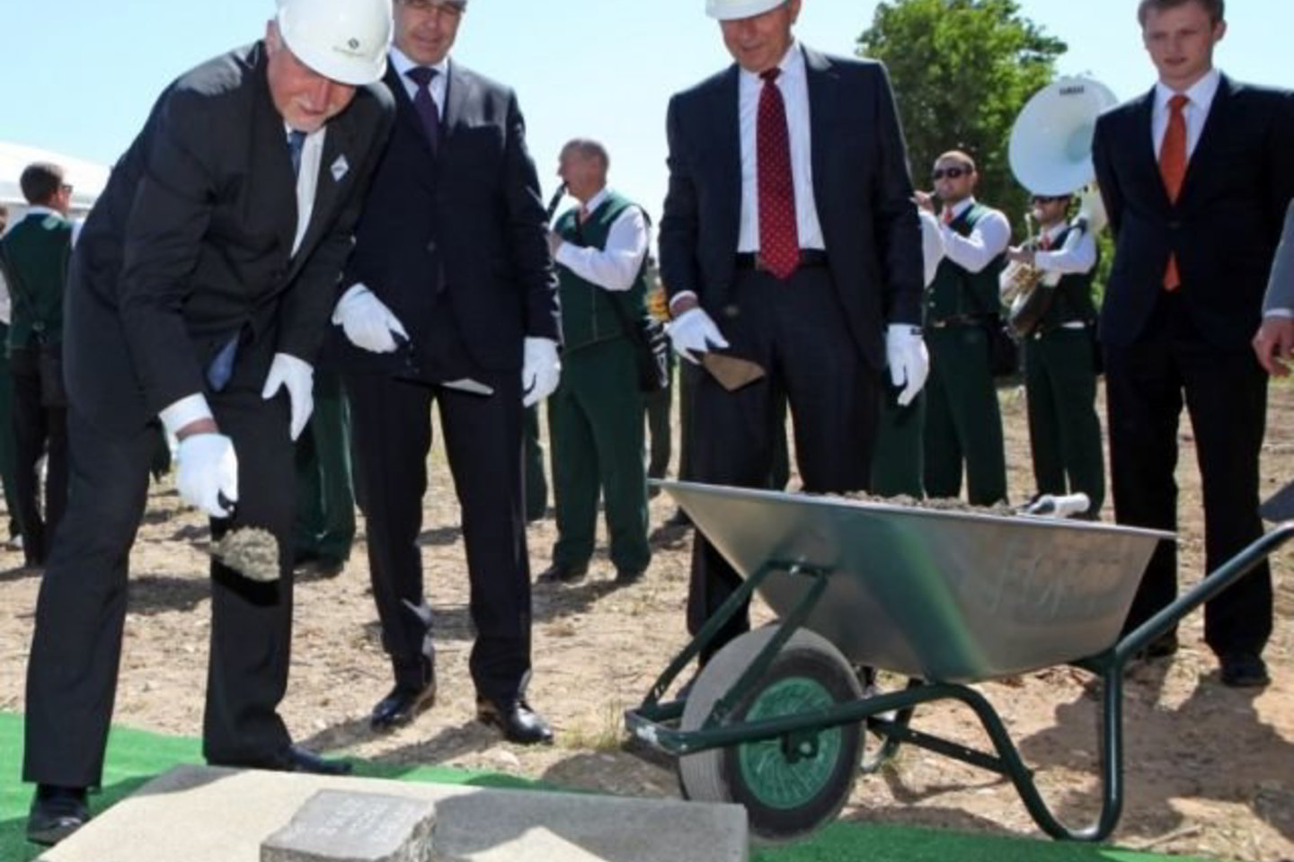 Po sutarties pasirašymo būsimos statybvietės vietoje netoli dabar renovuojamo stadiono buvo įklotas pirmasis simbolinis akmuo.