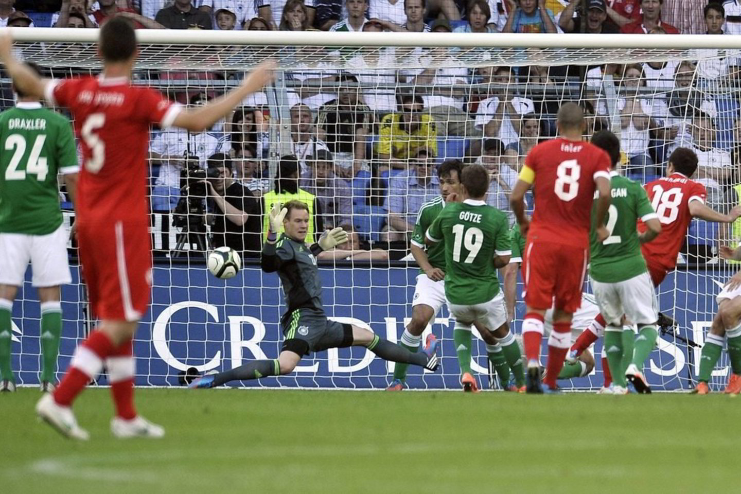 Vokietijos rinktinė, kuri žaidė be Miuncheno „Bayern“ futbolininkų, dramatiškose rungtynėse 3:5 pralaimėjo Šveicarijai.