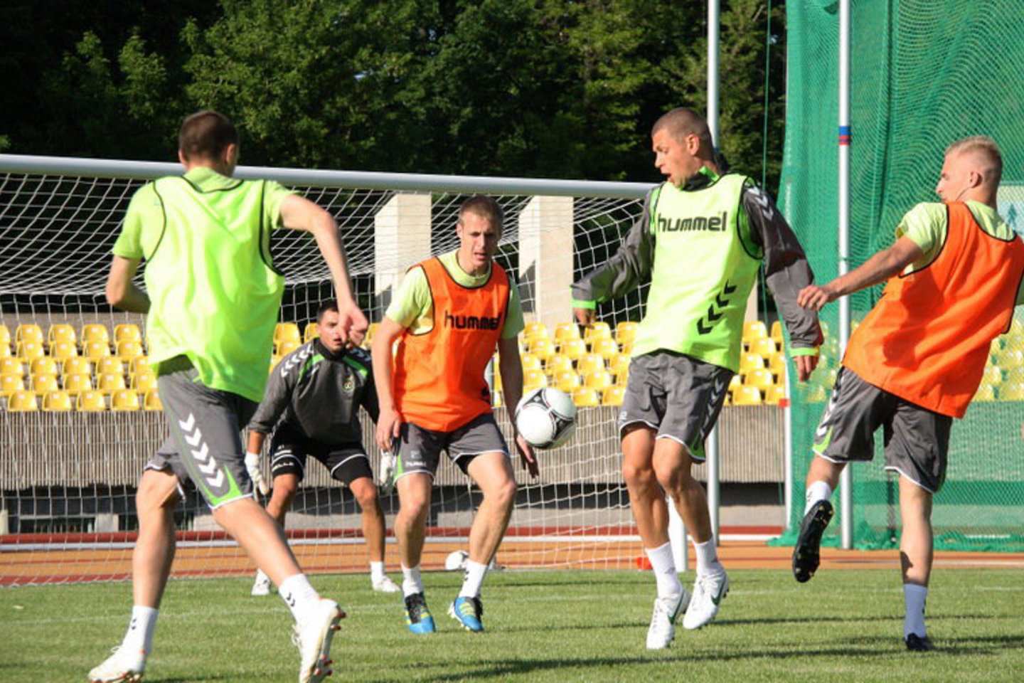 Po treniruočių stovyklos treneriai iš viso atrinko 22 futbolininkus. Sekmadienį paryčiais rinktinė išskrido į Šveicariją. Antradienį Nijono mieste mūsų futbolininkai 20 val. 45 min. susitiks su Rusijos ekipa.