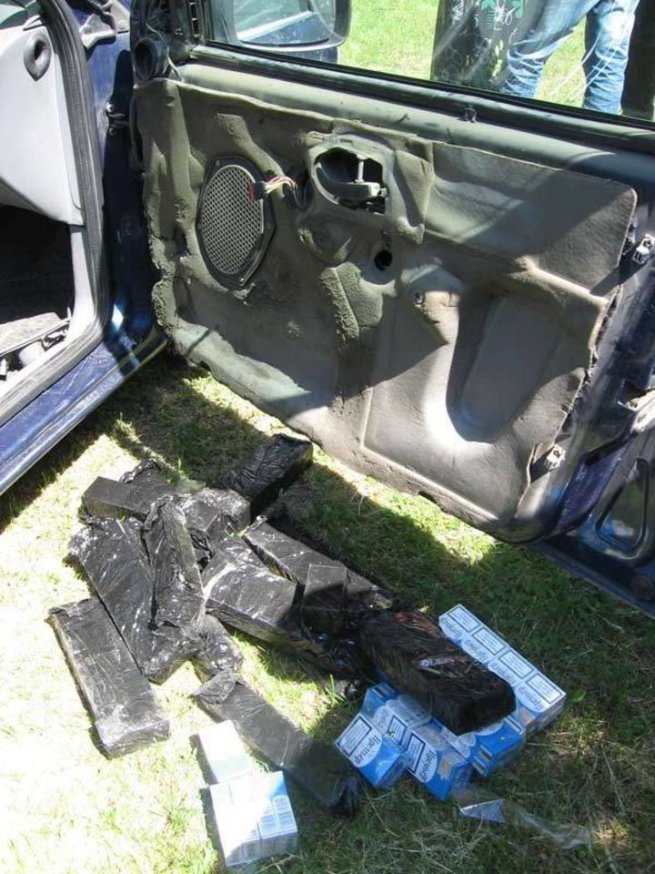 Patikrinimo metu už automobilio šoninių durelių apdailos pasieniečiai rado 458 pakelius „Premjer“ cigarečių su baltarusiškomis banderolėmis.