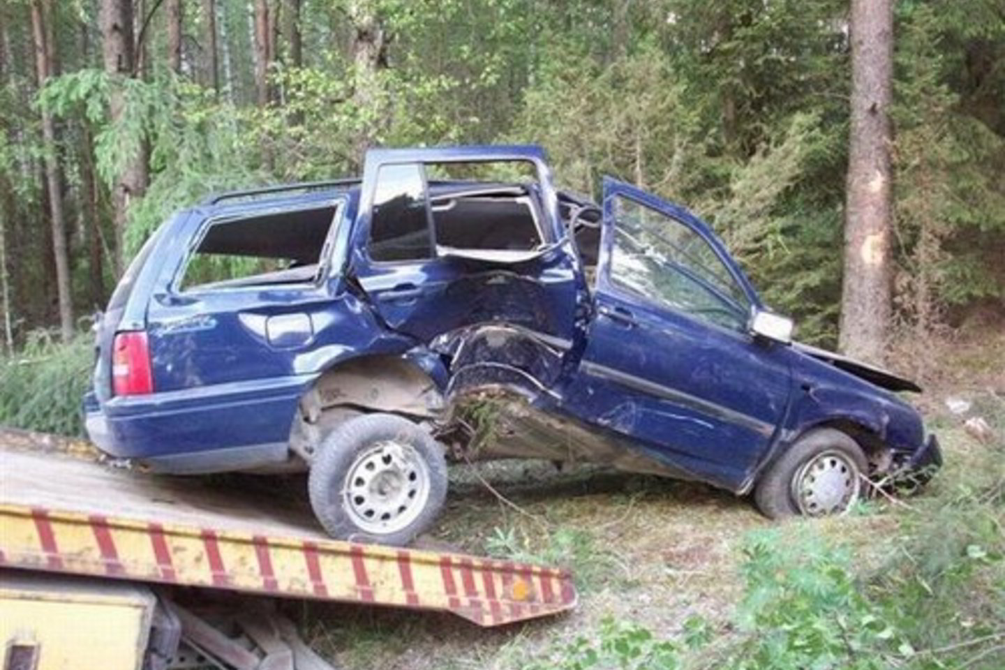 Aštuoniolikmetis nepasirinko saugaus greičio, nesuvaldė automobilio, nuvažiavo nuo kelio ir atsitrenkė į medį.