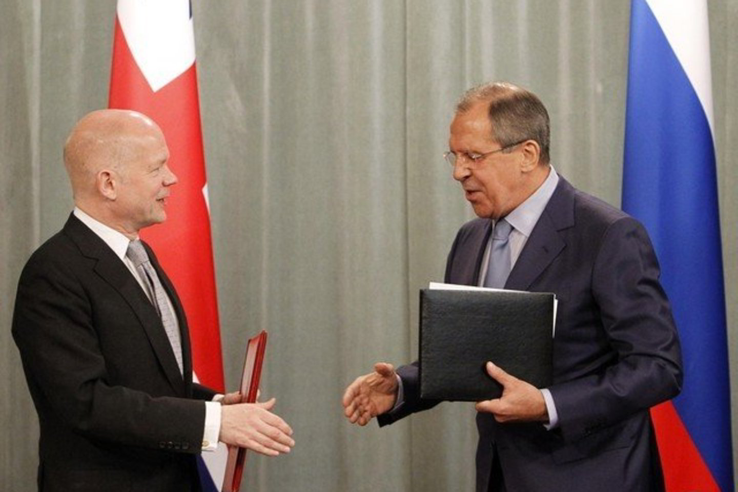 Jungtinės Karalystės užsienio reikalų ministras Williamas Hague'as (kairėje) susitiko su Rusijos užsienio reikalų ministru Sergejumi Lavrovu.