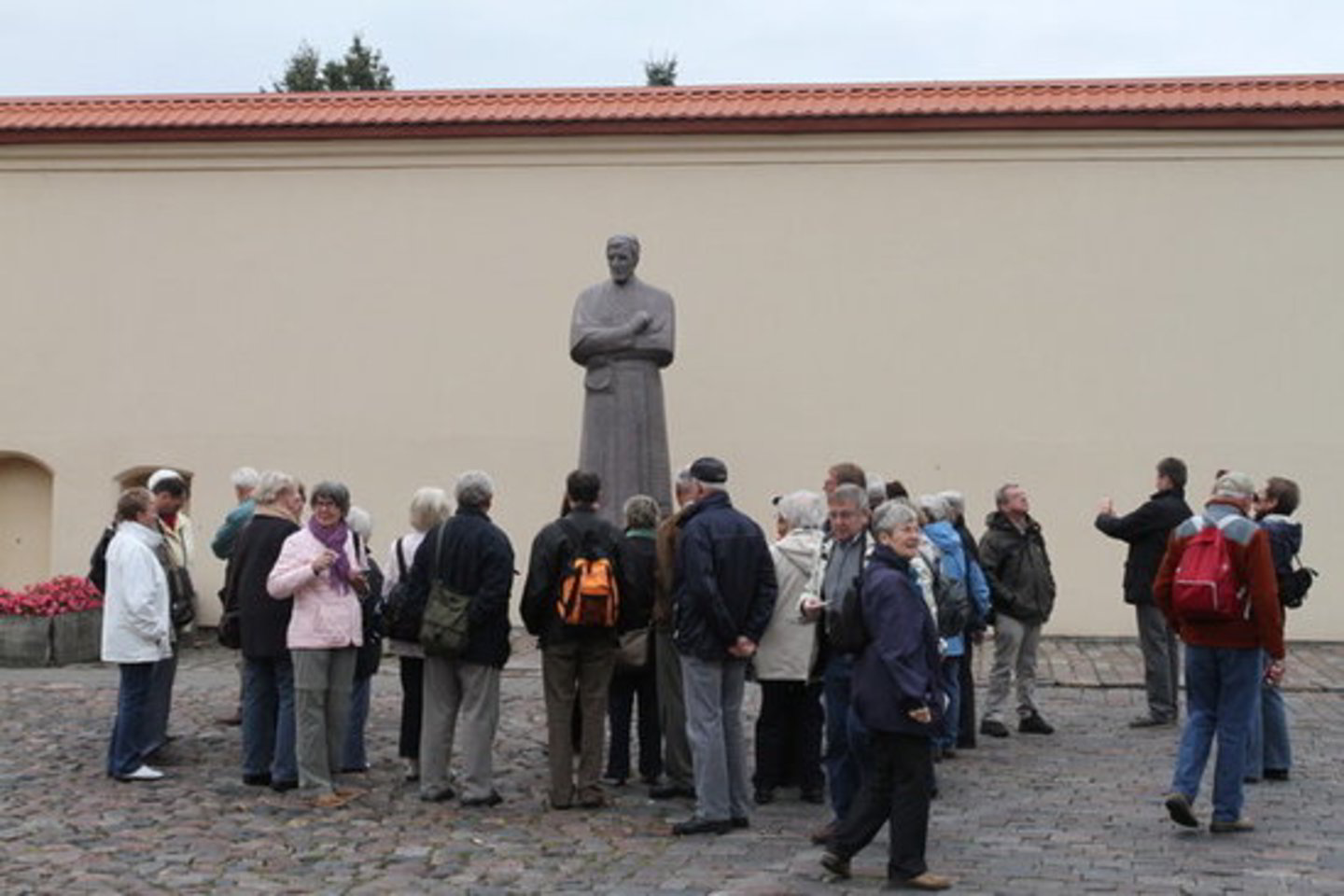 „Šiuo metu paminklas stovi tiesiog ant važiuojamosios kelio dalies. Sutvarkius aplinką jis bus pakeltas, aplink jį išklotos trinkelės, pastatyti stulpeliai, juos jungs grandinės, bus suformuotas šaligatvis“, - pasakojo D. Ratkelis.