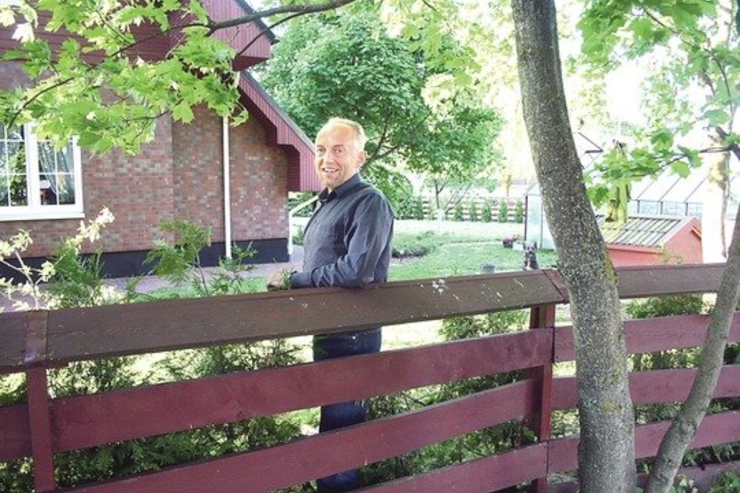 Net turėdamas valdininkų įpareigojimą padidinti sklypą, D.Lauraitis tvoros per kelis metrus atkelti vis dar negali.