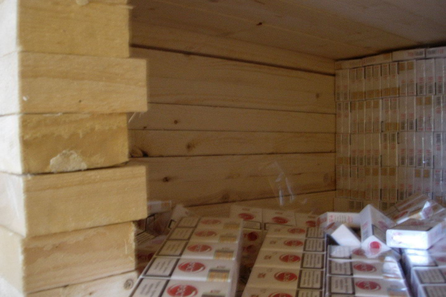 Medienoje paslėptas baltarusiškas cigaretes pareigūnai aptiko pastebėję deklaruoto ir vežamo krovinio svorio neatitikimą bei panaudoję specialias priemones.