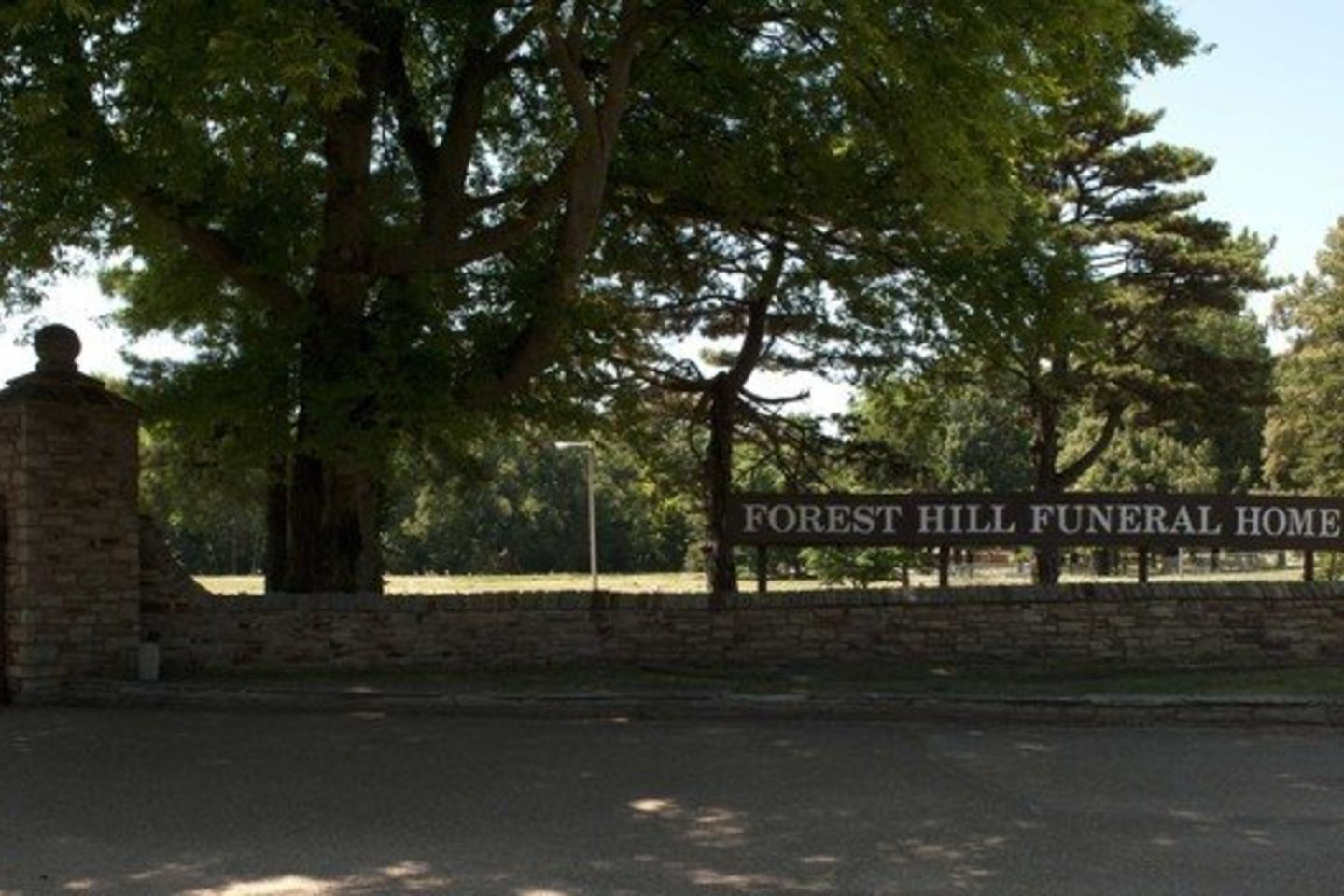 Po savo mirties 1977 metų rugpjūčio 16-ąją E. Presley buvo palaidotas mauzoliejuje iš granito ir marmuro šalia savo motinos.