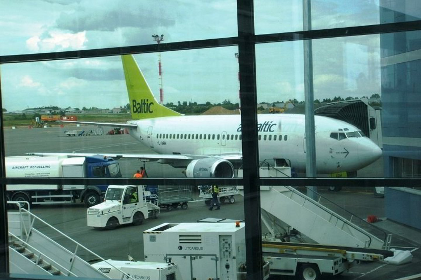 Keturias valandas "Air Baltic" lėktuvo laukusius keleivius bendrovė pavaišino puodeliu arbatos.