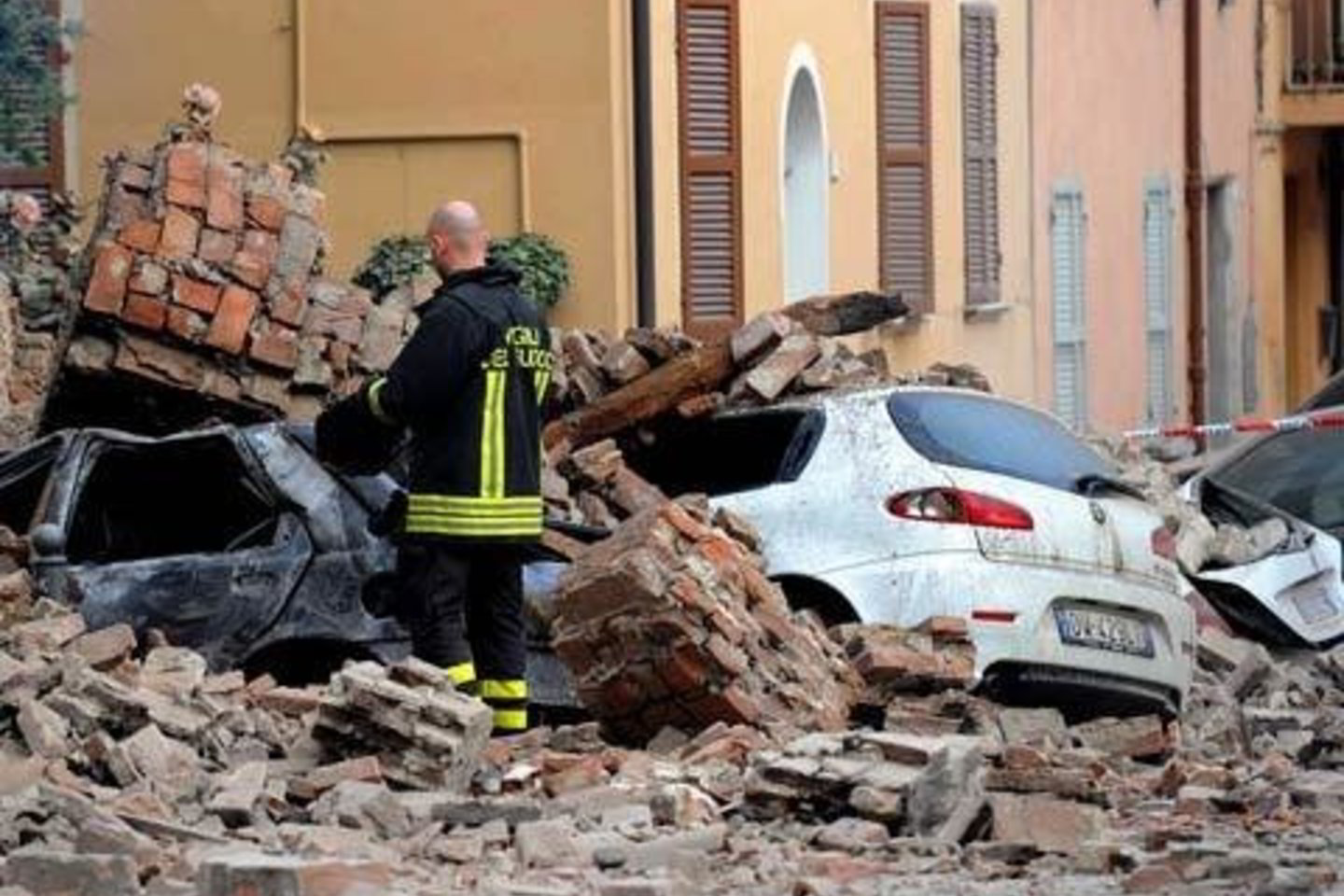 Dėl žemės drebėjimo laikinai sustabdyta prestižinių Italijos automobilių gamyba.