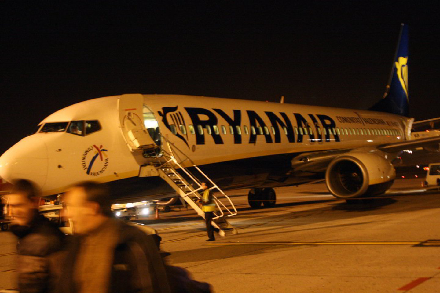 Kauno miesto ir rajono savivaldybės įsipareigojo Kauno oro uostui ir „Ryanair“ rinkodarai per trejus metus skirti 7,1 mln. litų. Tai buvo viena esminių „Ryanair“ atėjimo į Kauną sąlygų.