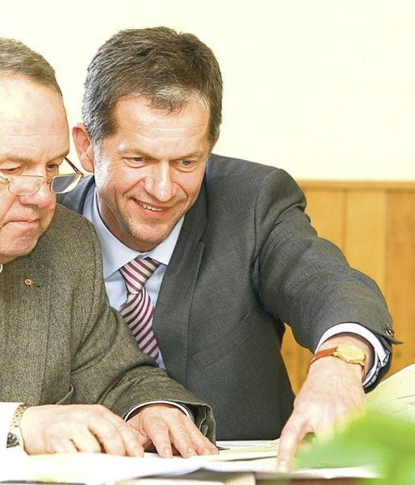 Milijonierius V.Japertas (dešinėje) dalyvauja Šiauliuose planuojant investicijas, pats joms pritaria, pats kuruoja, pats įvertina, o statybinių medžiagų dažnai tiekia jo valdoma įmonė.