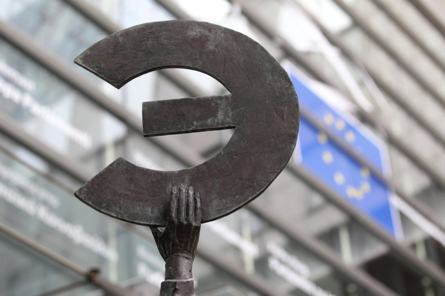 Europos Komisija prognozuoja, kad euro zonos ekonomika šiemet susitrauks 0,3 proc.