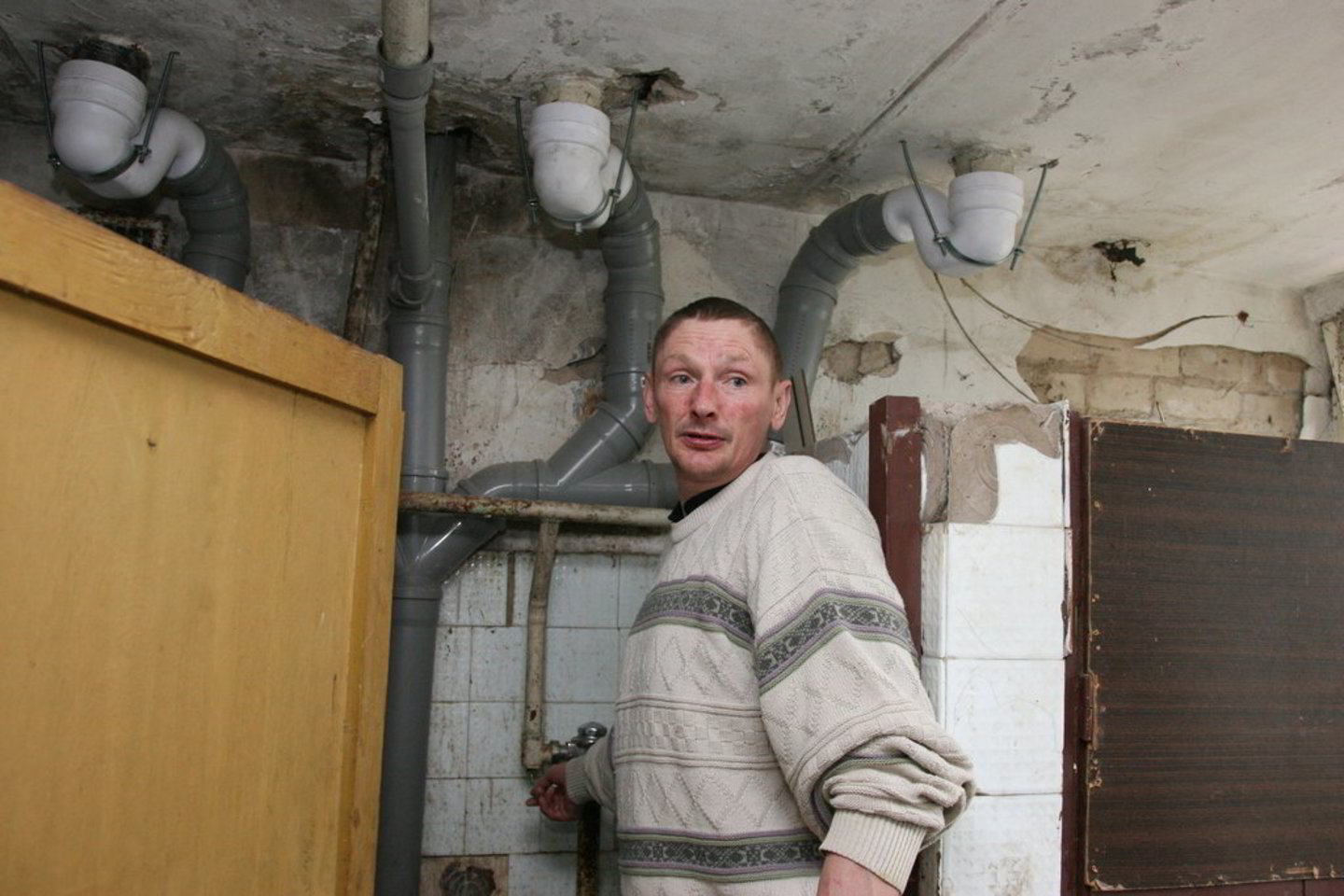 Vladas į tualetą eidamas nešasi reples, nes kitaip vandens nuleisti nepavyks.