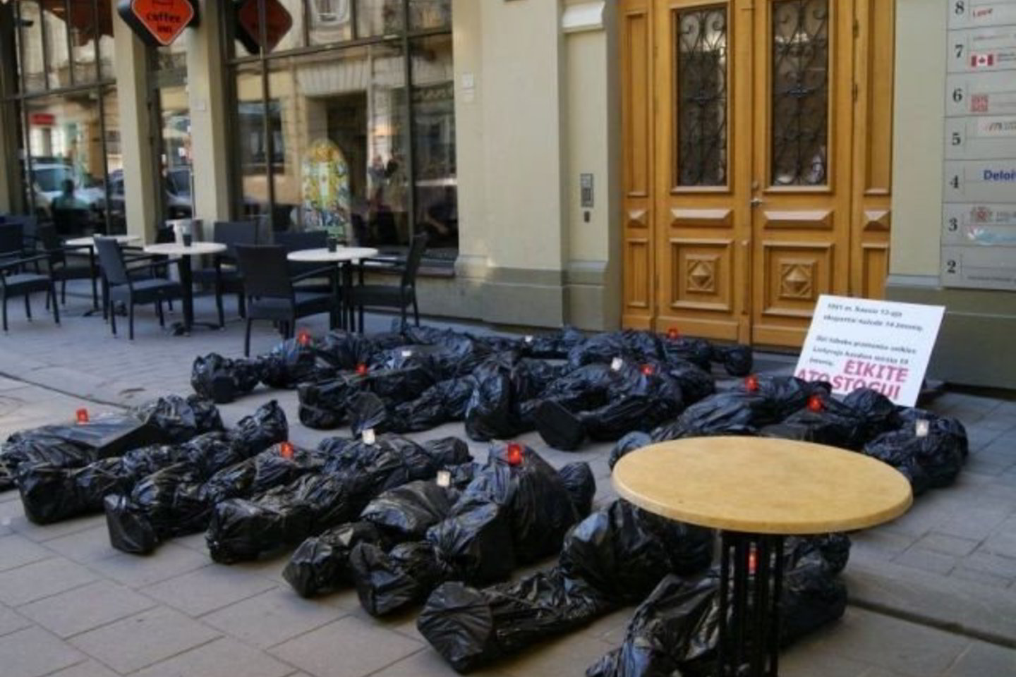Vilniuje surengtas šokiruojantis protestas prieš tabako pramonę. Plakatas prie lavonus imituojančių maišų skelbia, kad „dėl tabako pramonės veiklos Lietuvoje kasdien miršta 19 žmonių“.