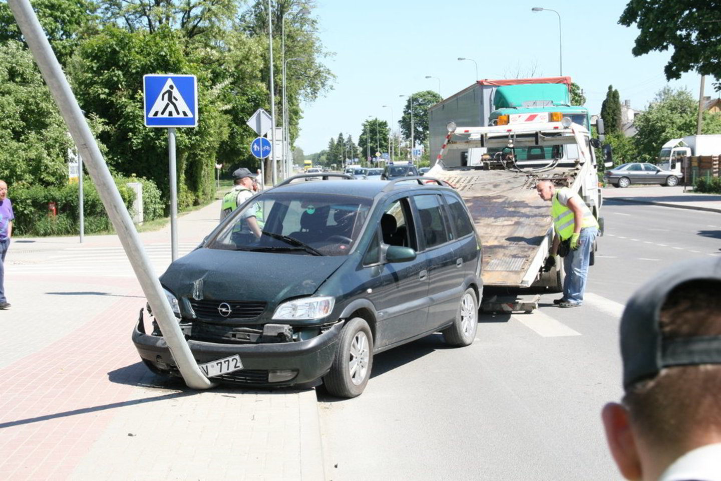 Sunkiai apgirtusiam vairuotojui kelią pastojo stulpas.