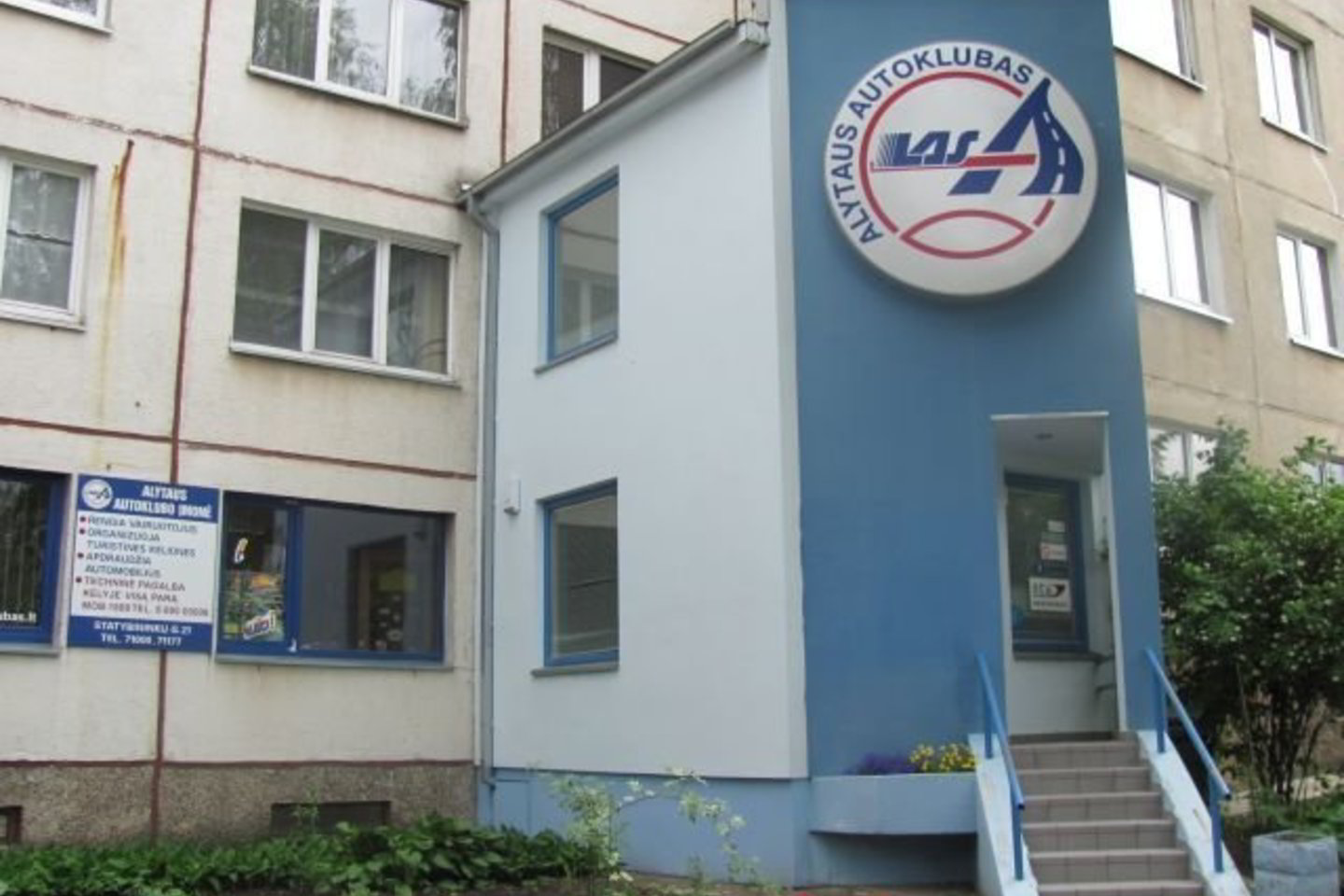 Vagys į „Alytaus autoklubo“ patalpas įsibrovė pirmame aukšte išdaužę langą, kurį pasiekė pasilipėję ant atsivežto šiukšlių konteinerio.