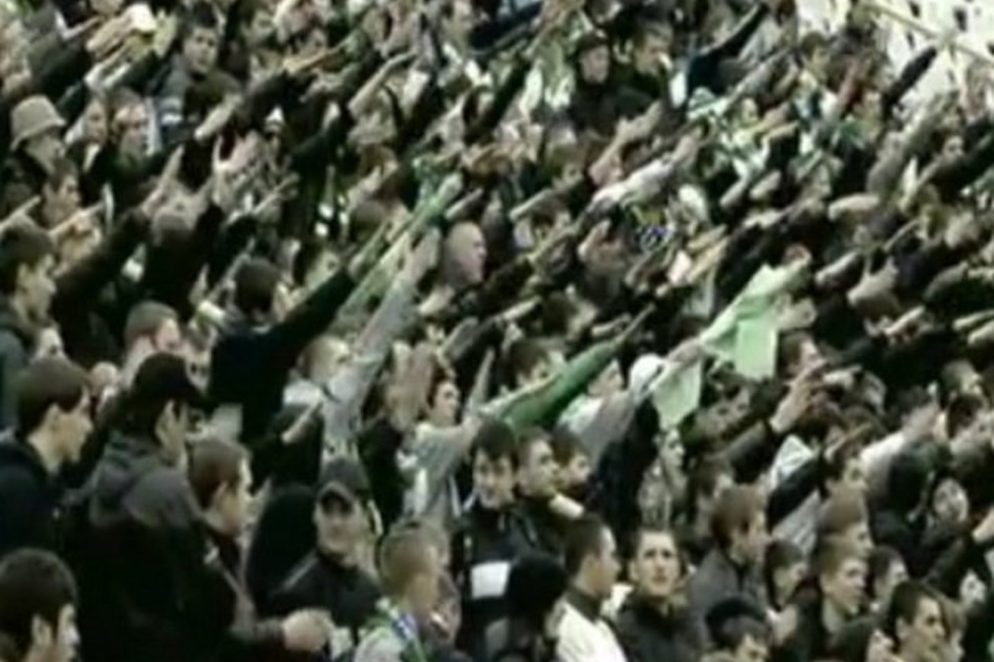Futbolo sirgaliai savo komandai pasveikinti naudoja nacių saliutą.