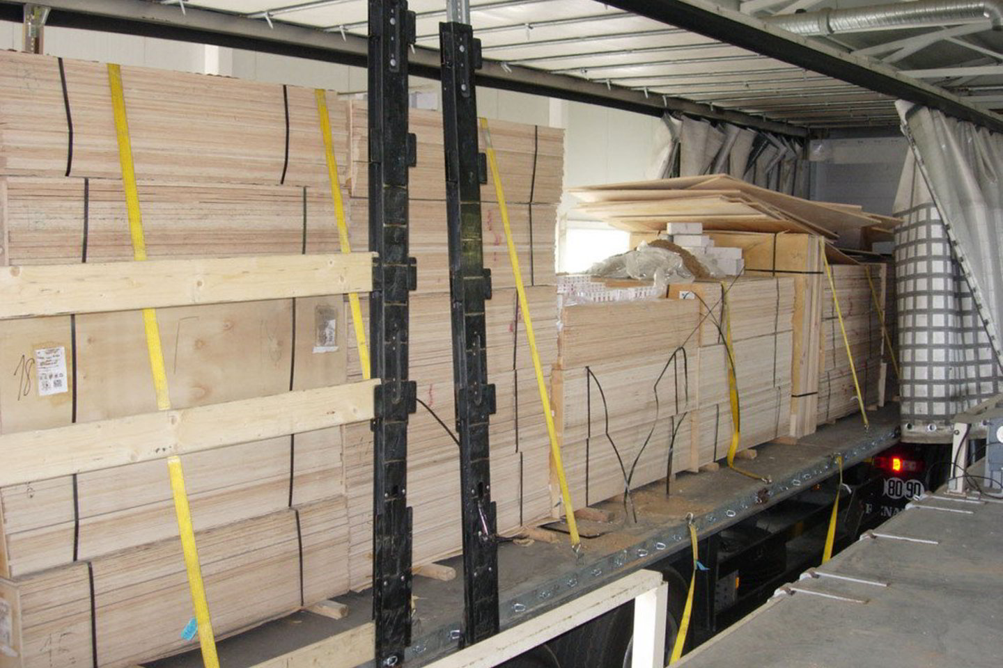 Tarp plytų, smėlio ir betono slėptų cigarečių vertė yra apie 136 tūkst. litų.