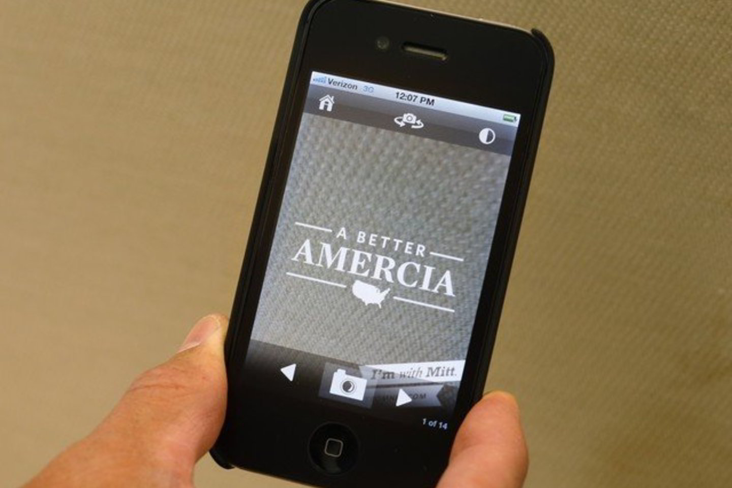 M. Romney rinkimų kampanija antradienio vakarą išplatino rinkimų reklamos programėlę išmaniesiems telefonams „iPhone“, transliuojančią politinius šūkius.