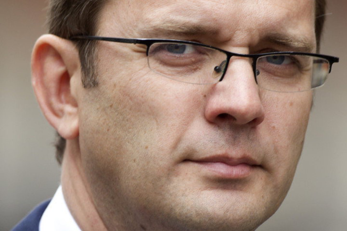 A. Coulsonas prisipažino turėjęs Jungtinėse Valstijose įsikūrusios R. Murdocho žiniasklaidos įmonių grupės „News Corporation“ akcijų, kai dirbo D. Cameronui.