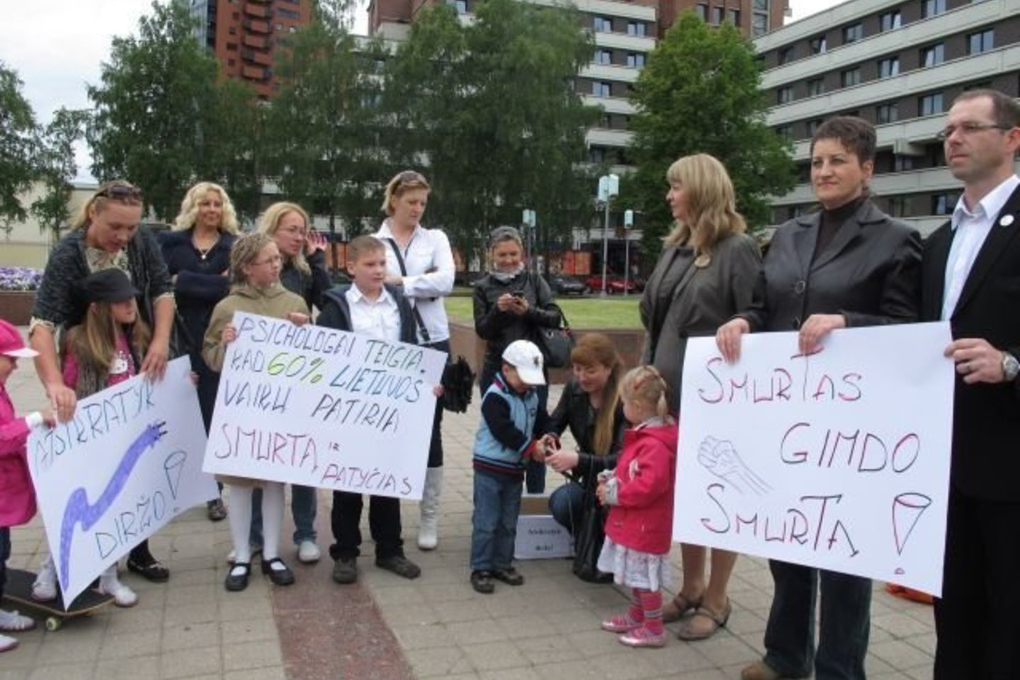 Diržus sukarpyti padėję mažieji sulaukė saldaus atlygio - gavo saldainių.