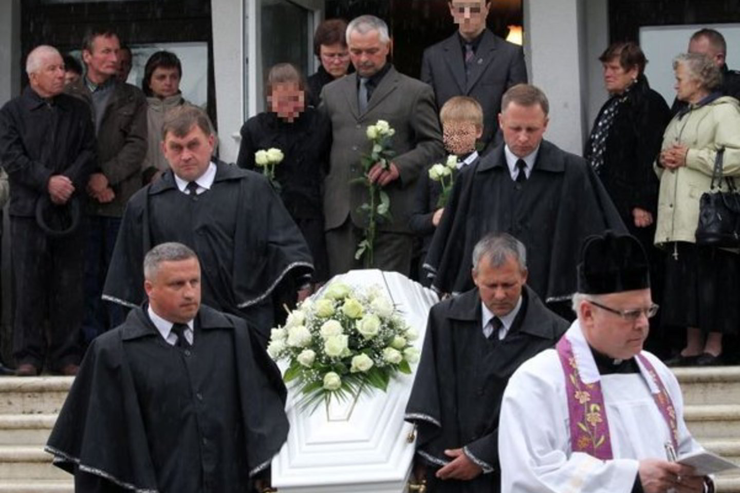 Žuvusio berniuko kūnas išneštas baltame karste.