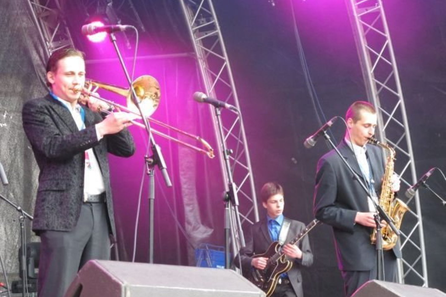 Festivalį pradėjo jaunųjų atlikėjų pasirodymai.