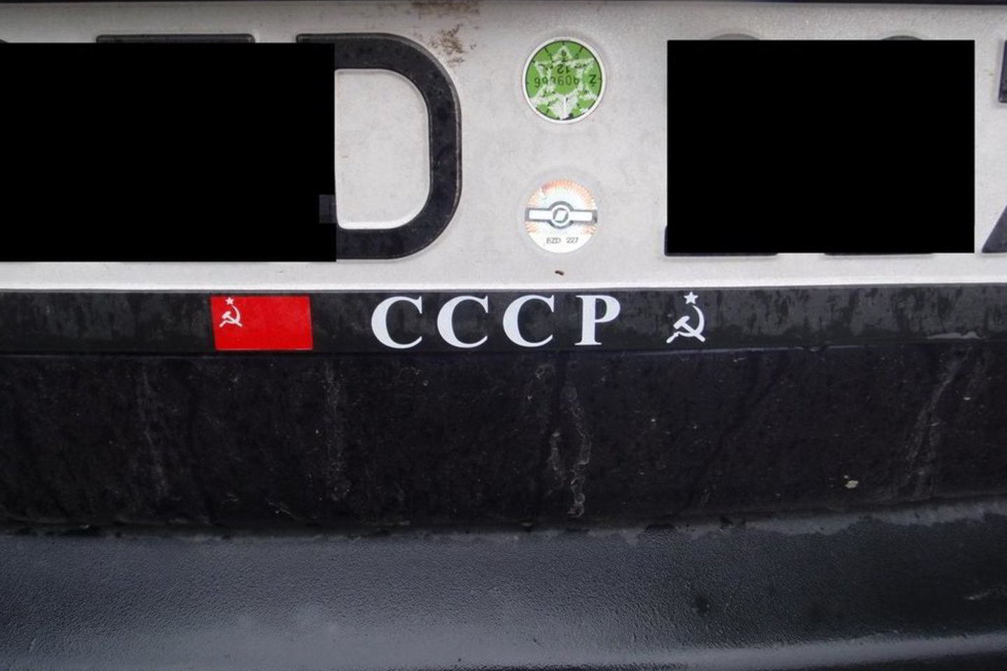 Sovietine simbolika savo automobilį išgražinusio vyro laukia bauda.