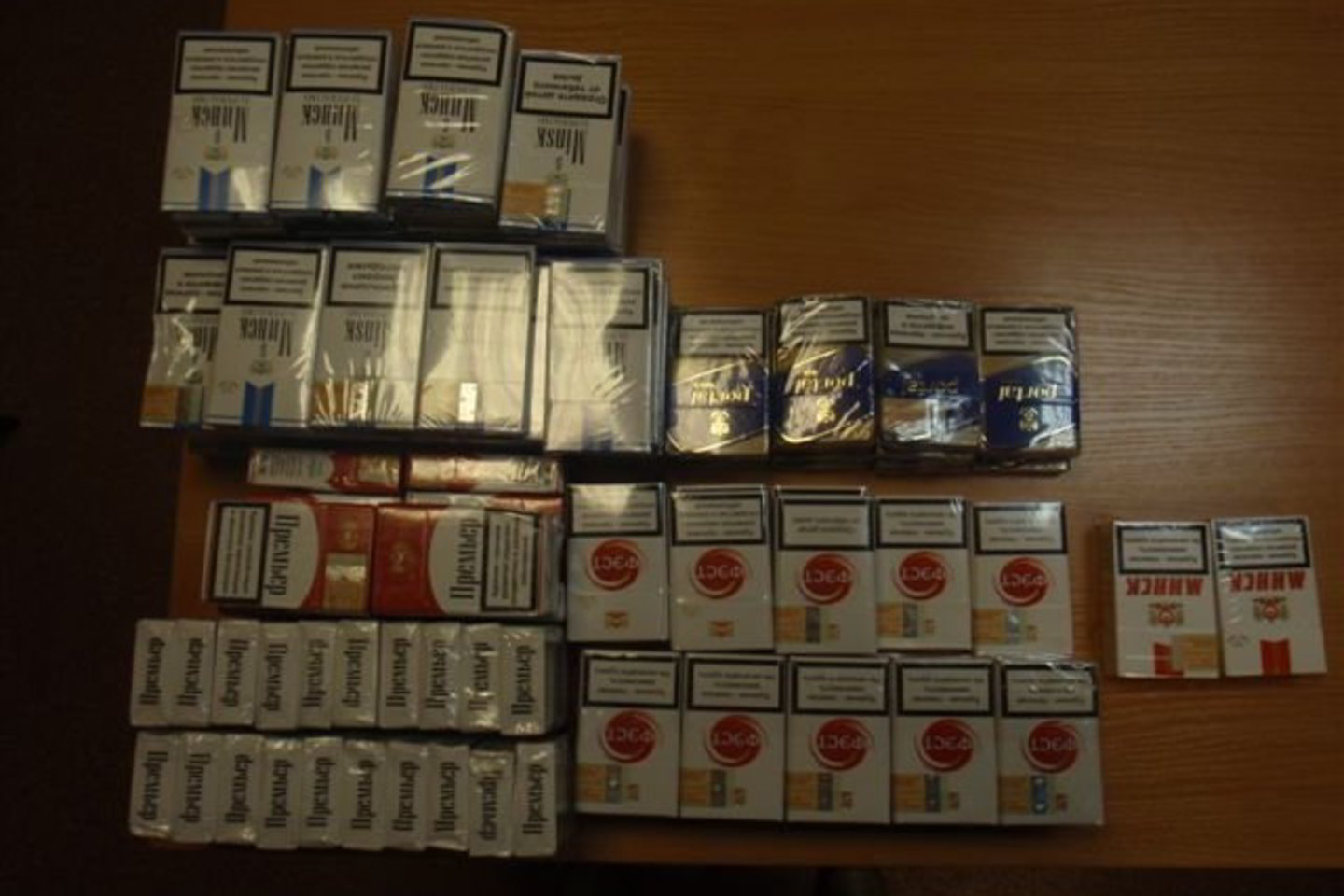 Naujos Vilnios gyventojo namuose rasti 139 pakeliai kontrabandinių cigarečių.