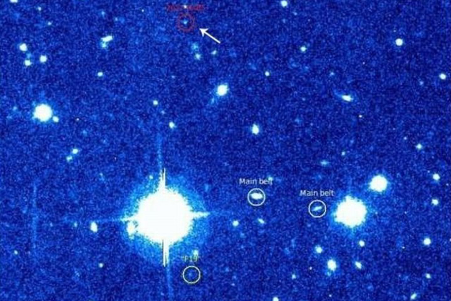Atrastas asteroidas nuotraukoje pažymėtas raudonai viršuje.