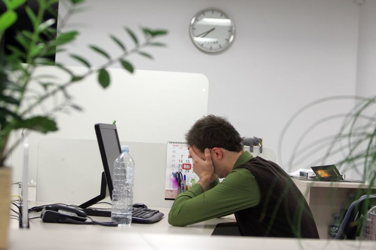 Tačiau jei reikia sudaryti sutartį ar gauti pažymą, net šiais kompiuterizacijos laikais, kitos išeities, kaip prašytis iš darbo, dažniausiai nėra.
