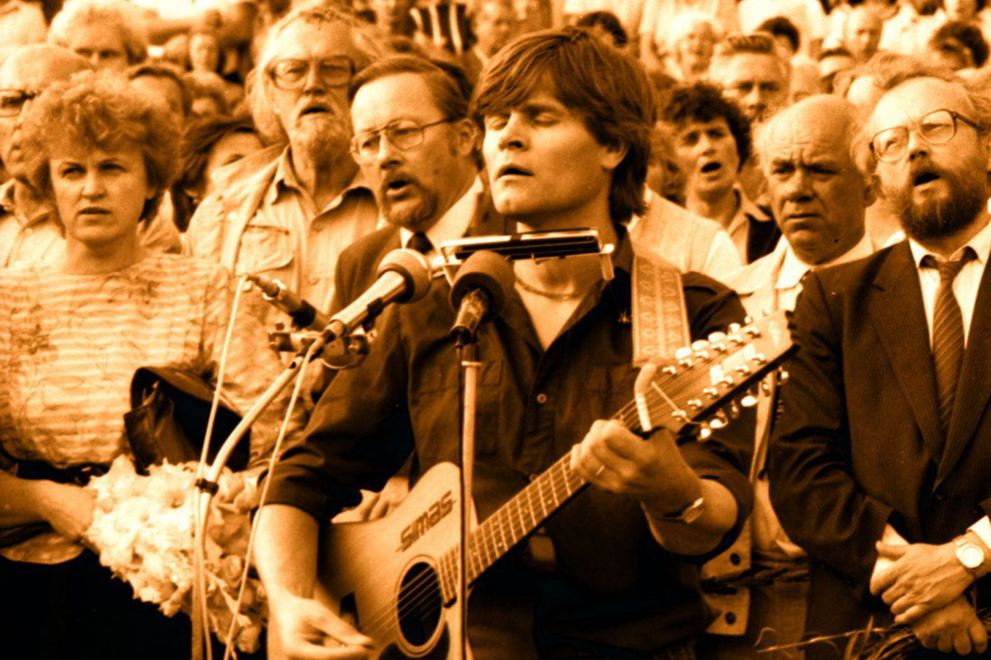 Dainuojančios revoliucijos akimirka. Su gitara Vytautas Babravičius, iš kairės: K. Prunskienė, M. Martinaitis, V. Landsbergis, B. Genzelis, V. Čepaitis.