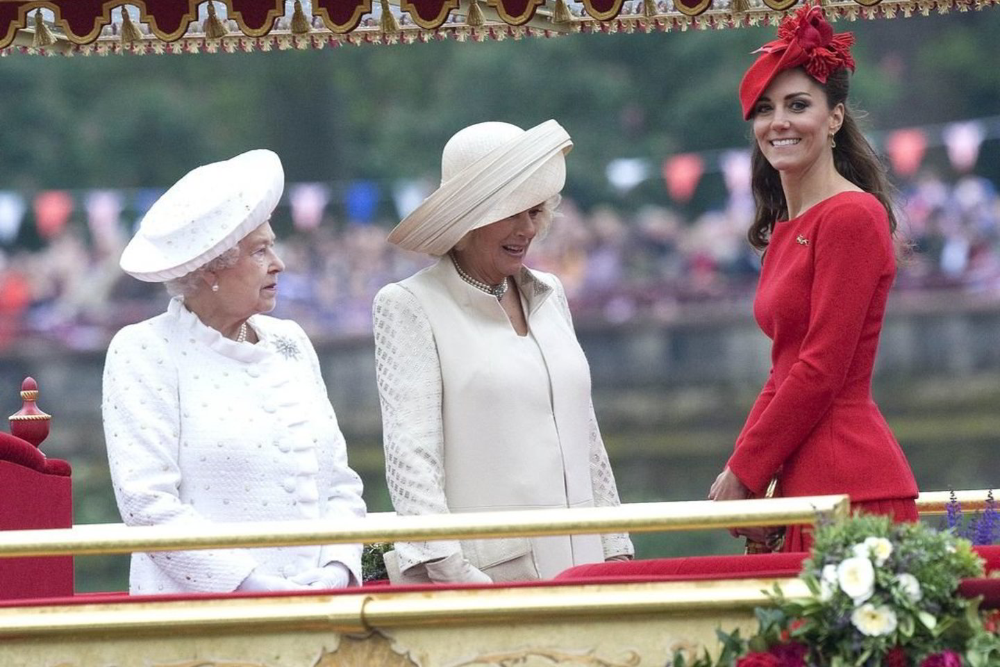 Karalienė Elizabeth II, Kornvalio kunigaikštienė Camilla ir Kembridžo kunigaikštienė Catherine.