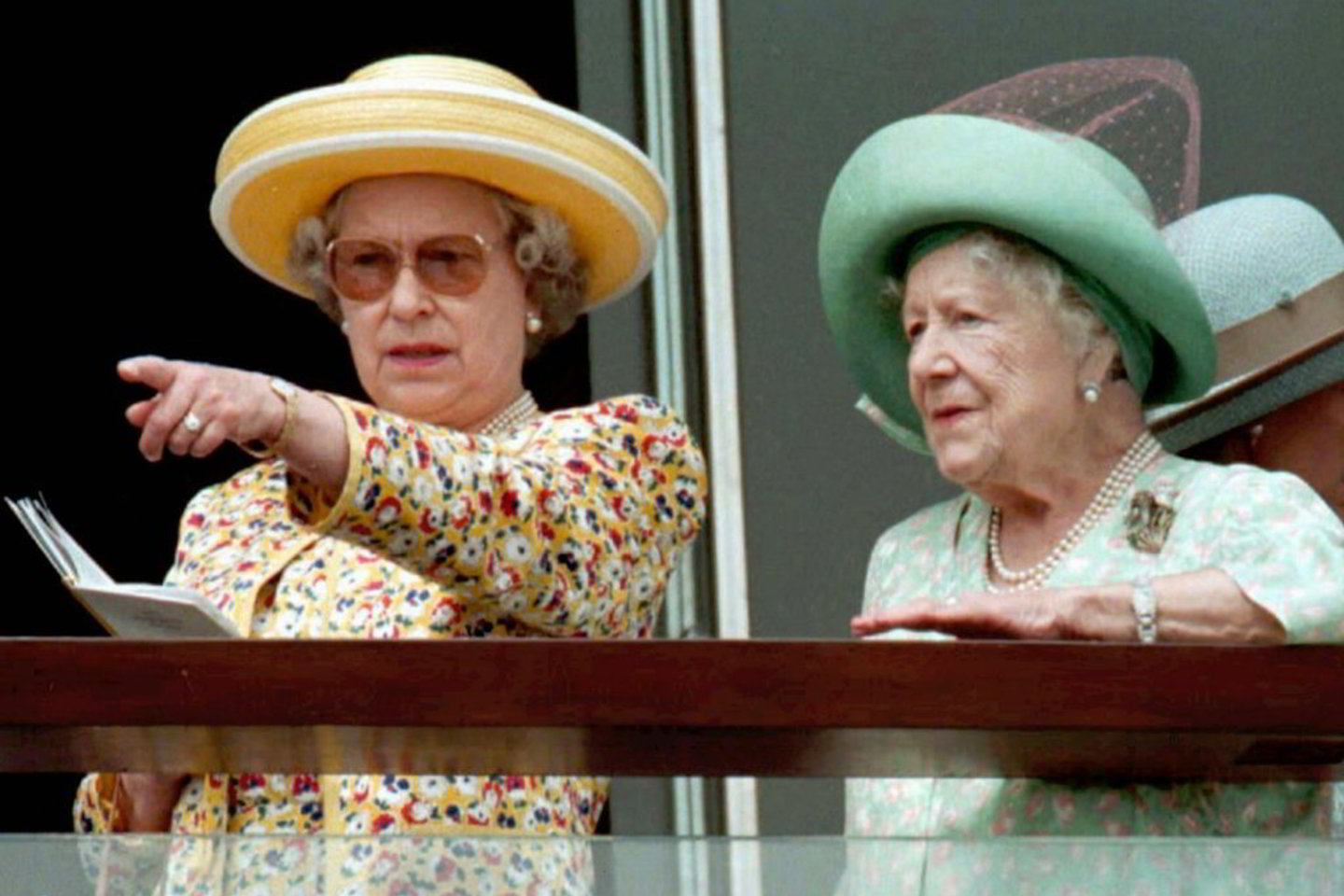 1996 m. birželio 8 d. karalienė Elizabeth II ir karalienė motina Epsomo hipodrome.