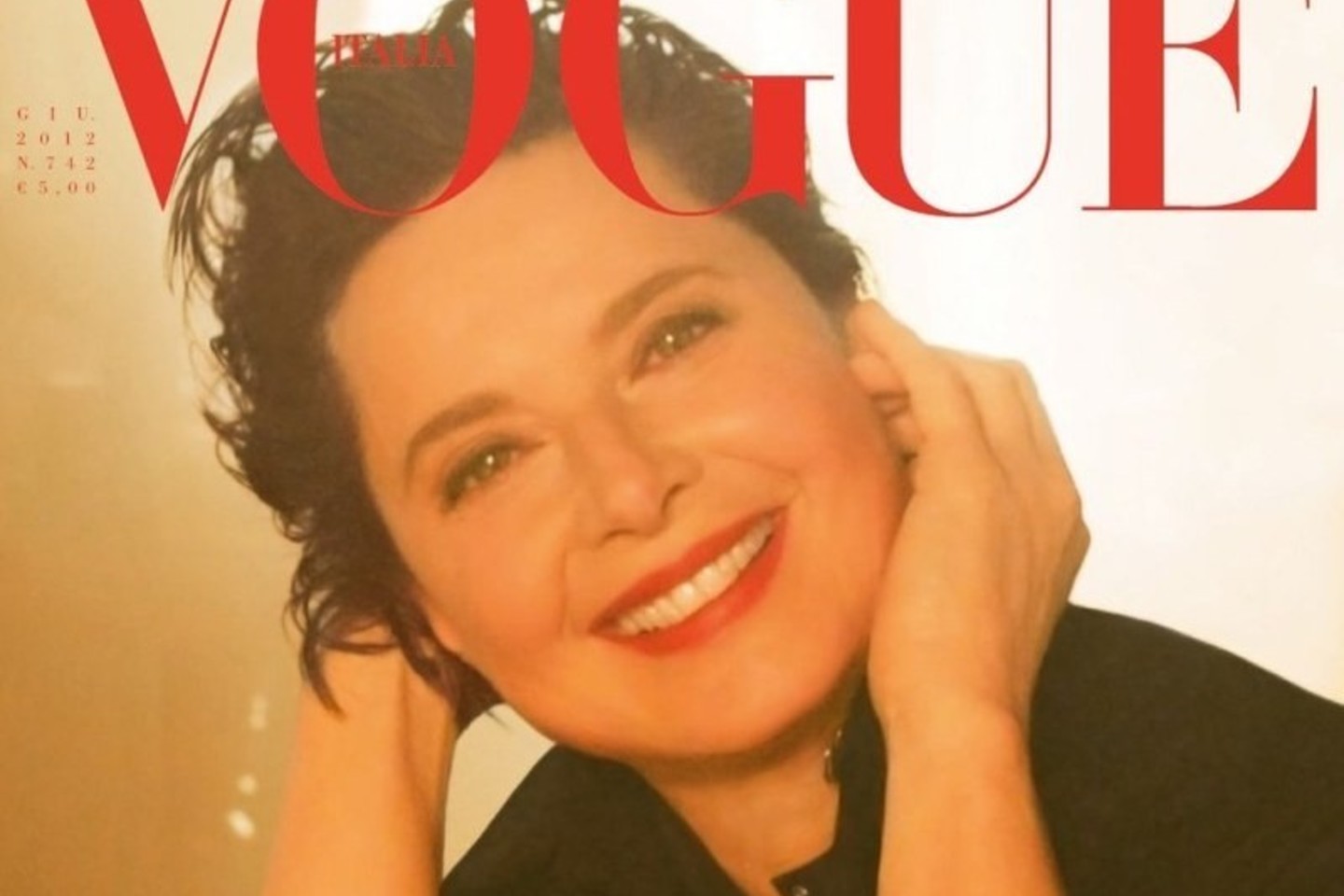 Modelis Isabella Rossellini, kurios nuotrauka puošia naujo numerio viršelį, komentuoja: „Šį mėnesį man sukanka 60 metų, tačiau nenoriu bet kuriomis priemonėmis atrodyti jauna. Sveriu 10 kg daugiau, nei jaunystėje, kuomet buvau modelis, bet tai yra normalu, kadangi medžiagų apytaka sulėtėjo“.