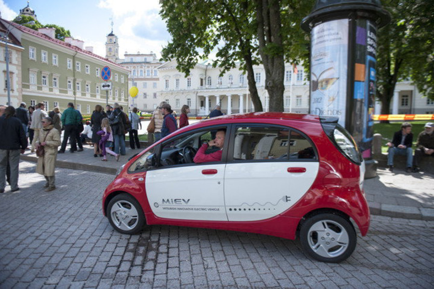 Po sostinęs senamiestį labai smagu važinėti jokio garso neskleidžiančia ir oro visai neteršiančia mašina.