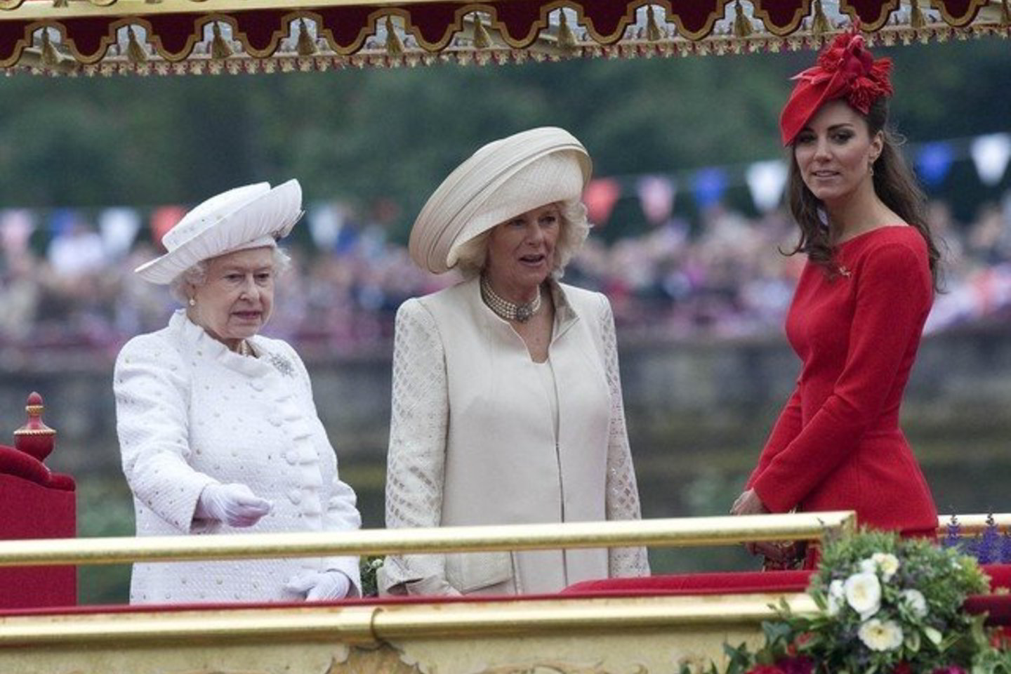 Savaitgalį prasidėjusiuose Didžiosios Britanijos karalienės Elizabeth II valdymo 60-mečio šventės renginiuose mados kritikų akys krypo į karališkosios šeimos atstovų aprangą.