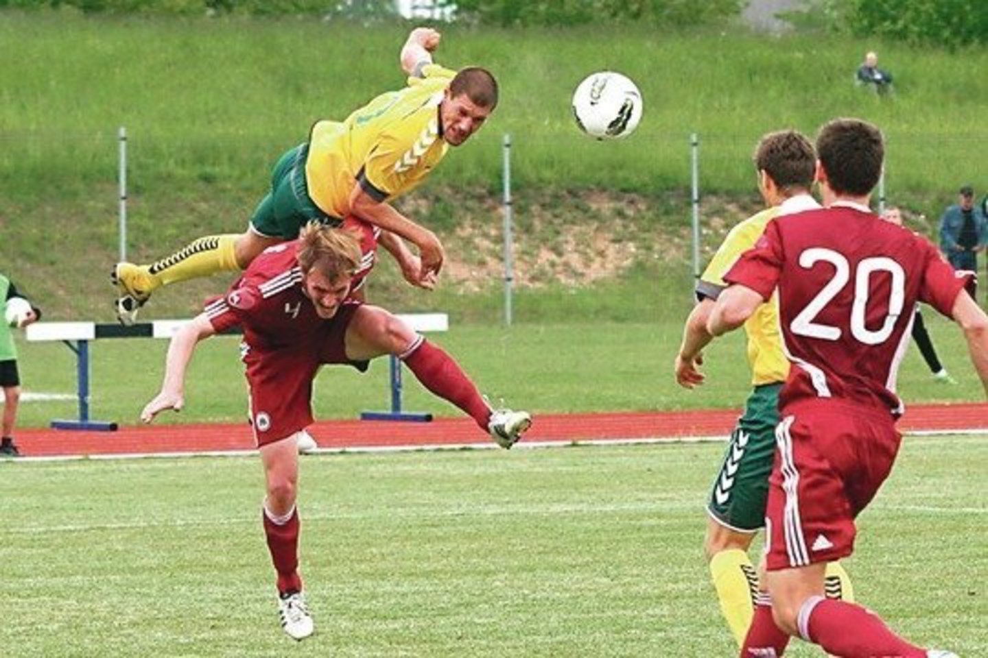 Latvijos futbolininkai (vyšninės spalvos apranga) iškovojo didžiausią savo pergalę per akistatas su lietuviais.
