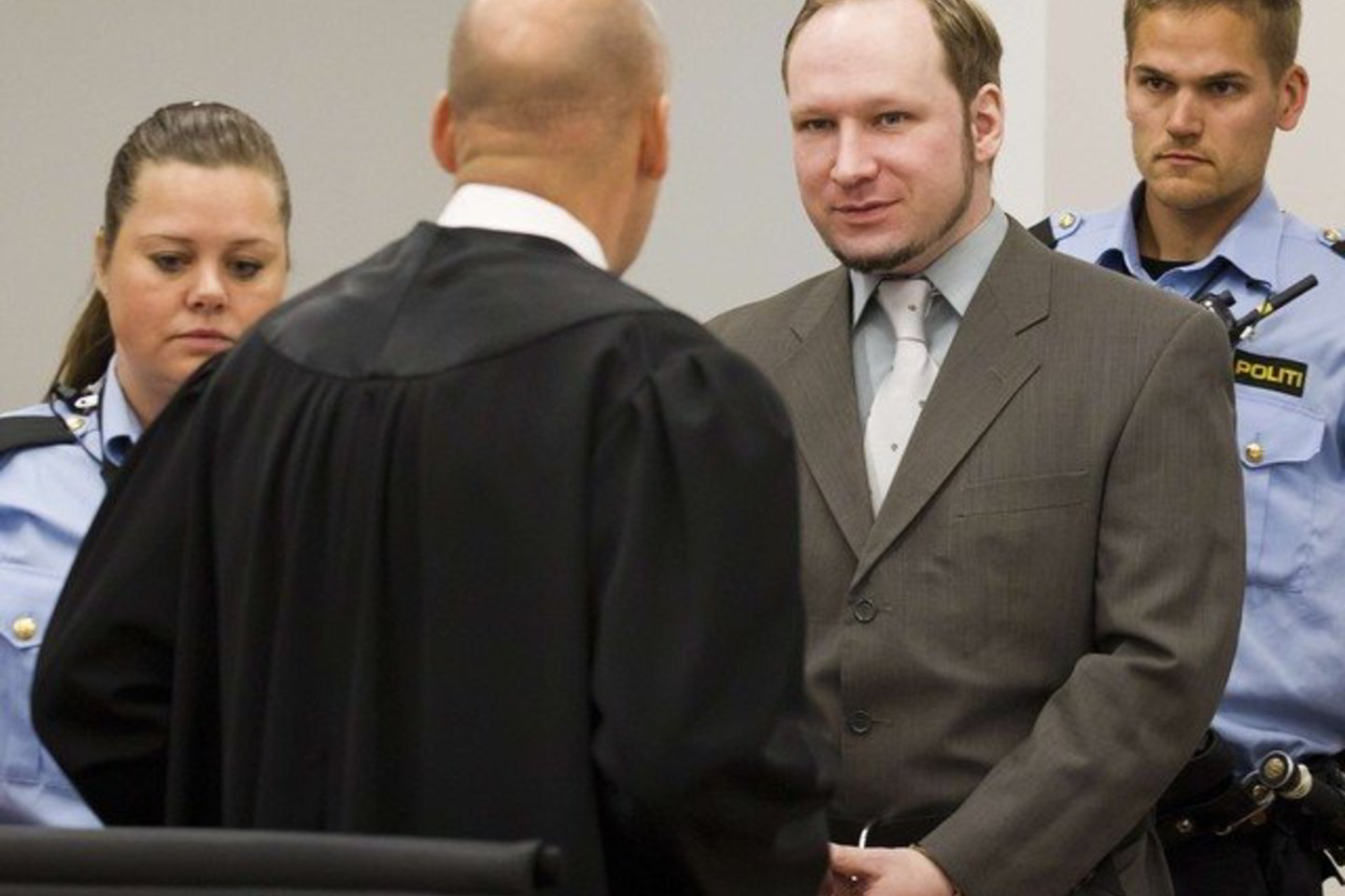 A. B. Breivikas smerkė žiniasklaidą, kuri esą neskelbdavo jokių pranešimų apie tokius incidentus.