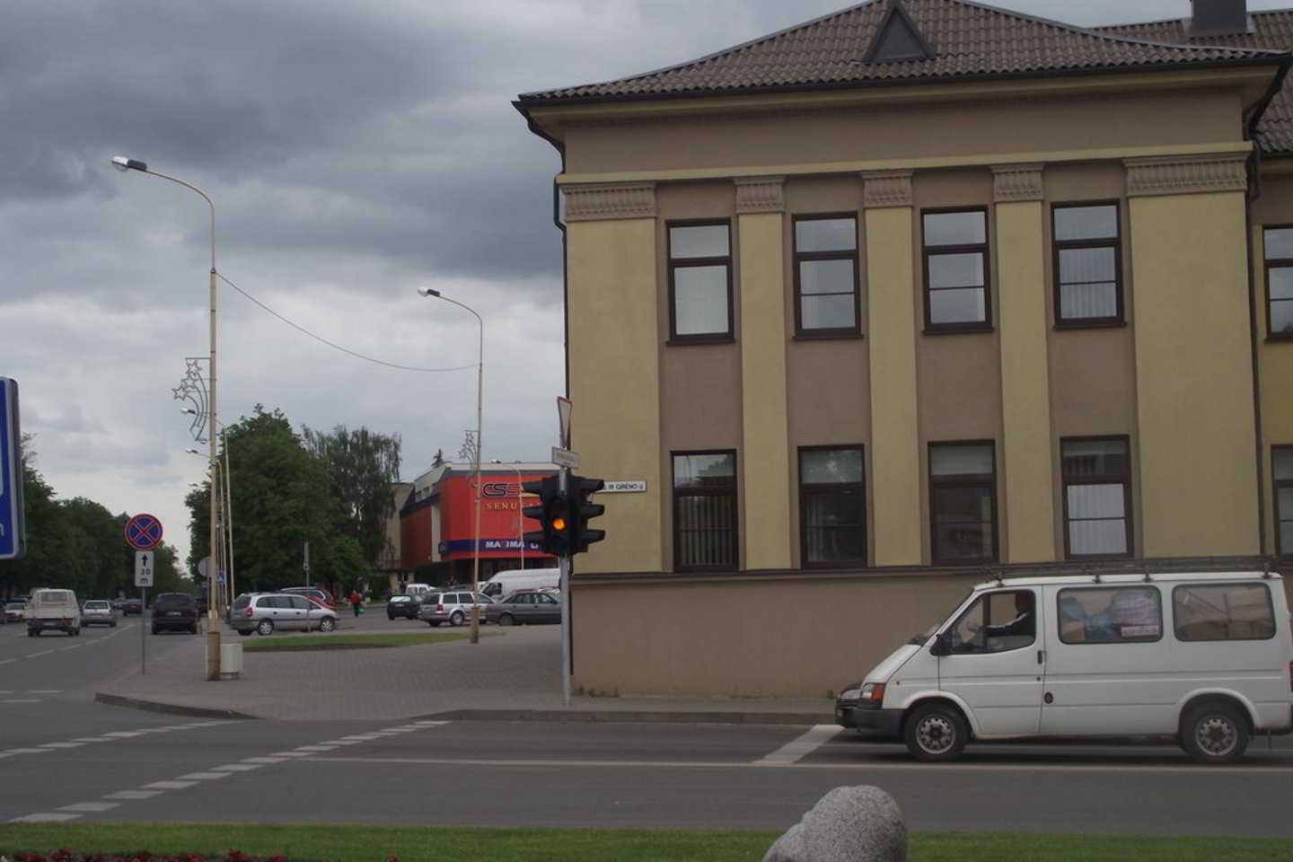 Dar sekmadienio vakarą pasklido informacija, kad nusikaltėliai šaudė iš automato „Kalašnikov“ ir mojavo metalinėmis lazdomis.