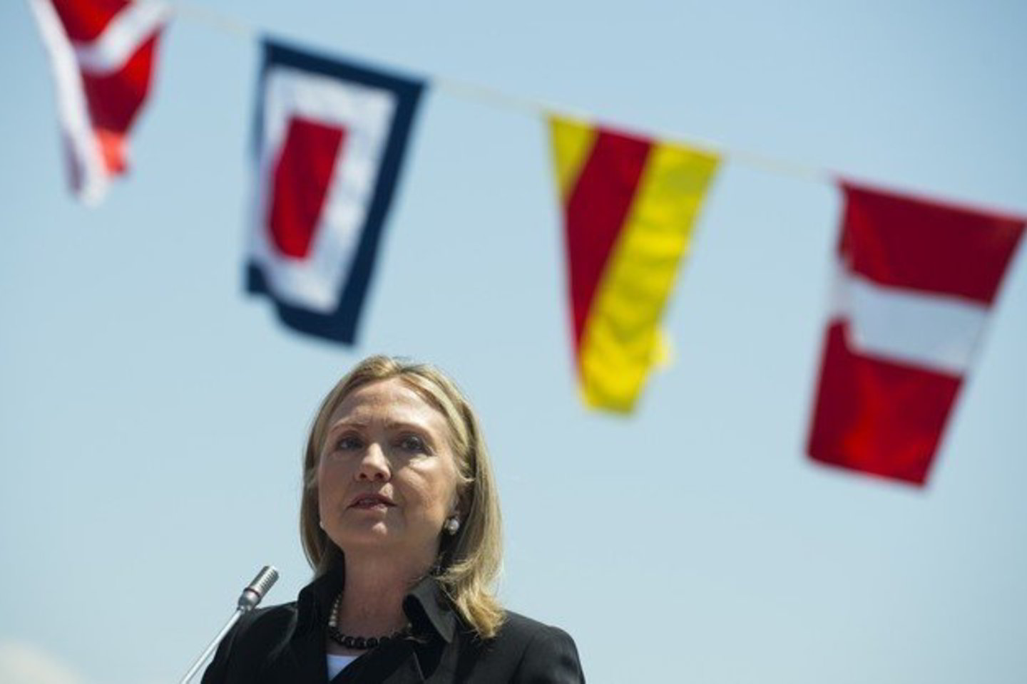Incidentas įvyko JAV valstybės sekretorei Hillary Clinton tęsiant savo vizitą neramiame Kaukazo regione.