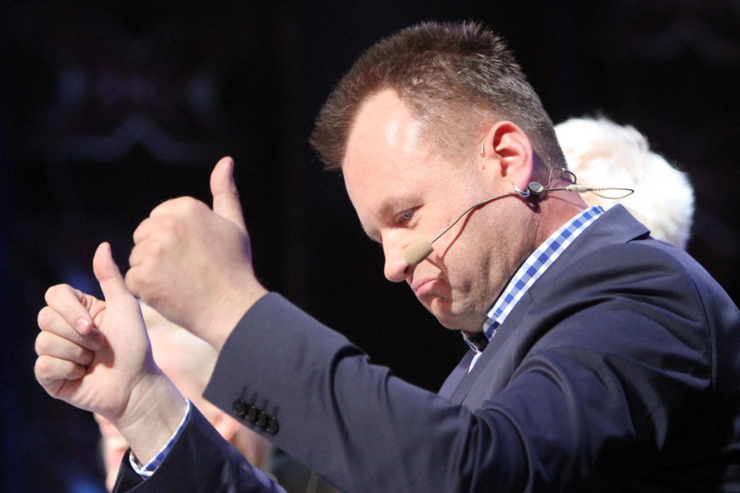 S. Urbonavičius - Samas vadovaus savo gerų bičiulių muzikiniam mūšiui.