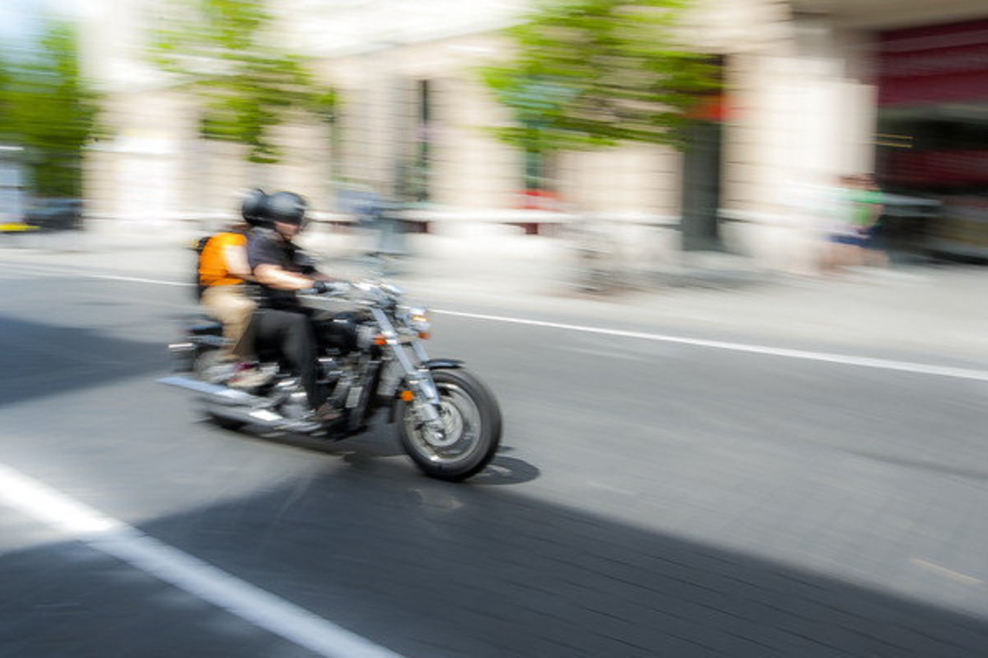 Motociklas merginą parbloškė ant važiuojamosios kelio dalies.