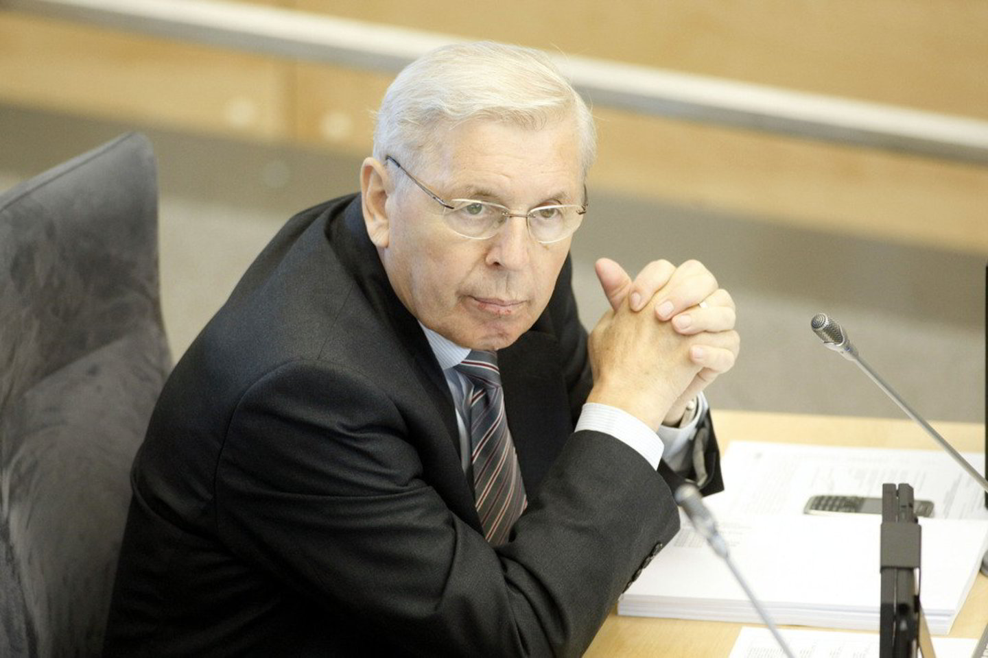 J. Karosas sunkiai sirgo.